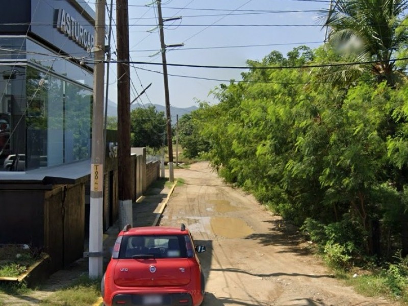 Denuncian cruce sobre vías del ferrocarril en mal estado