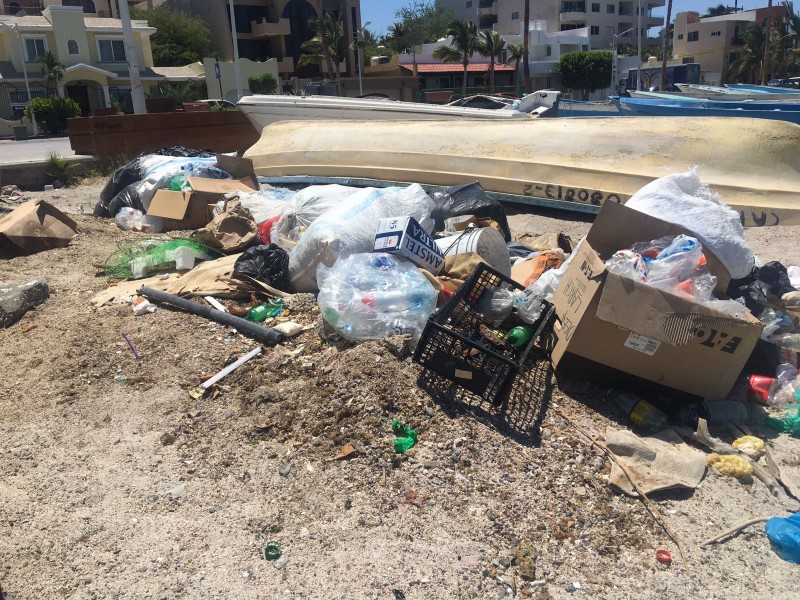 Denuncian cúmulo de basura y embarcación contaminando el malecón