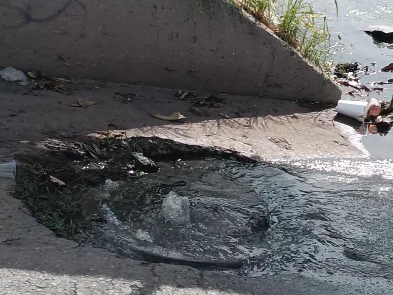Denuncian derrame de aguas negras en la colonia 6 de enero, Culiacán