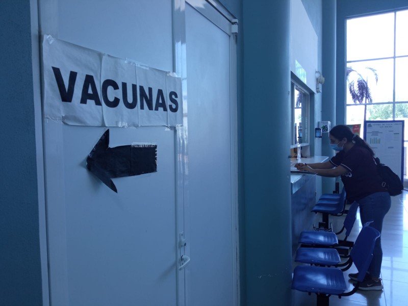 Denuncian desabasto de vacunas en IMSS y Centro de Salud