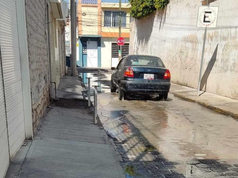 Denuncian desperdicio de agua por fuga en el centro