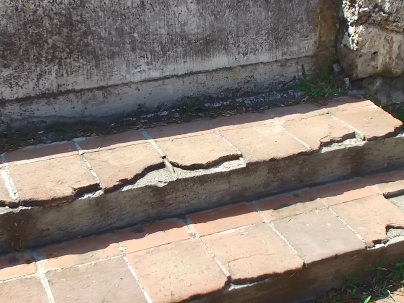 Denuncian desperfectos en escaleras frente a Casa Michoacán