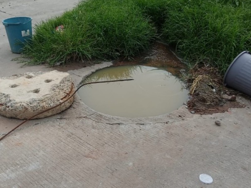 Denuncian drenaje colapsado, escasez de agua y otros problemas en fraccionamiento