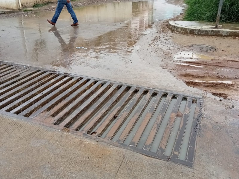 Denuncian drenaje tapado en Xalapa