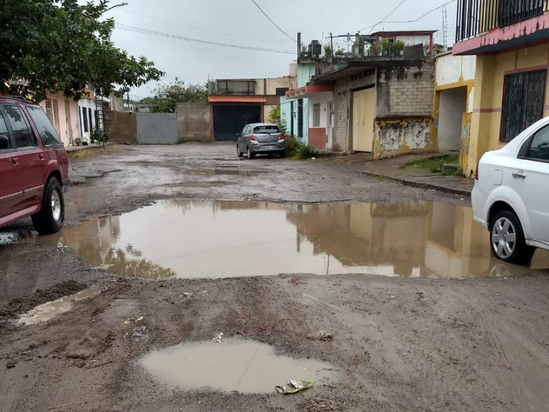 Denuncian el abandono de calle Construcción