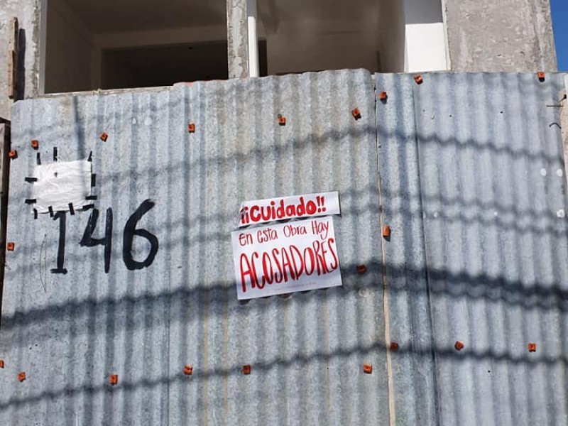 Denuncian en redes, acoso verbal en una construcción