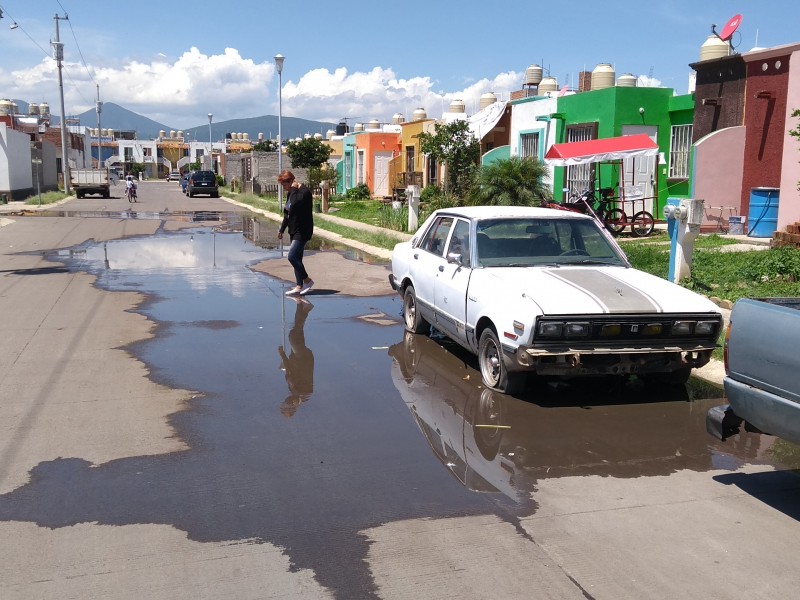 Denuncian encharcamientos de aguas negras en colonia zamorana