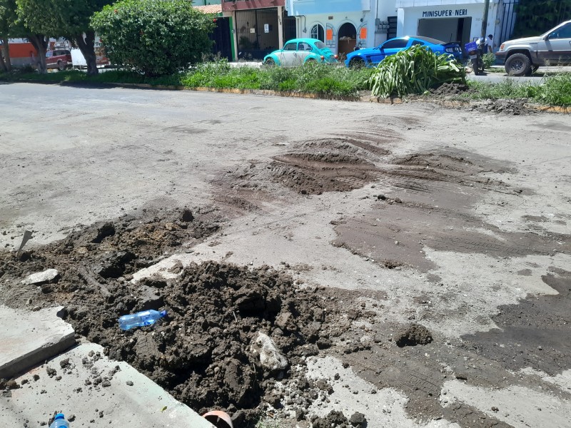 Denuncian enorme zanja en calle Francisco I. Madero