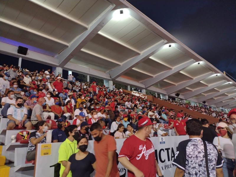 Denuncian estadio abarrotado en debut del Águila de Veracruz