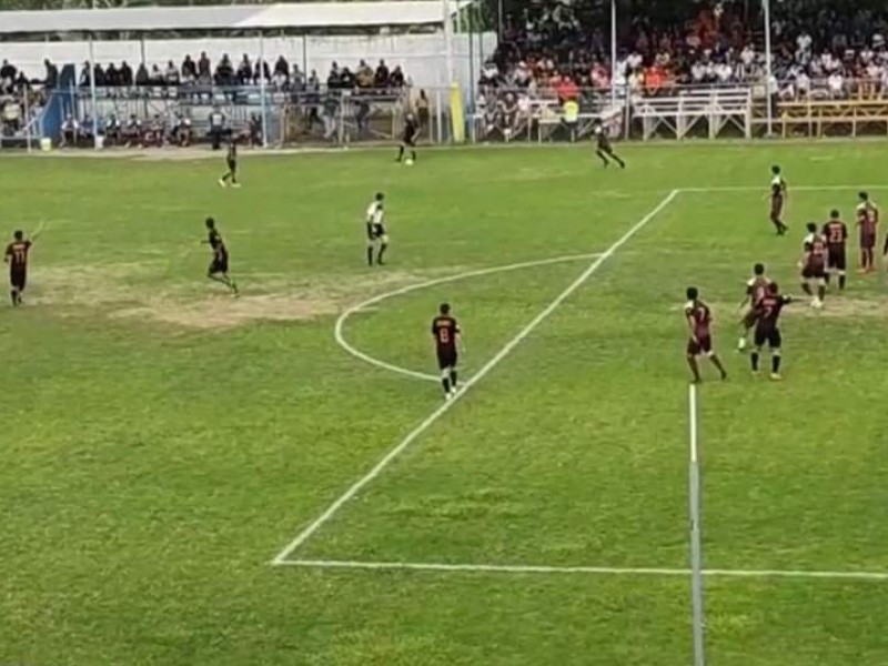 Denuncian evento masivo de fútbol en Xalisco pese semáforo rojo