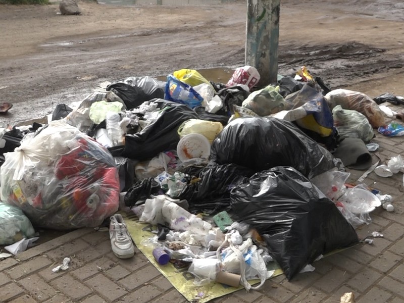 Denuncian excesiva de basura sobre terreno en León 1