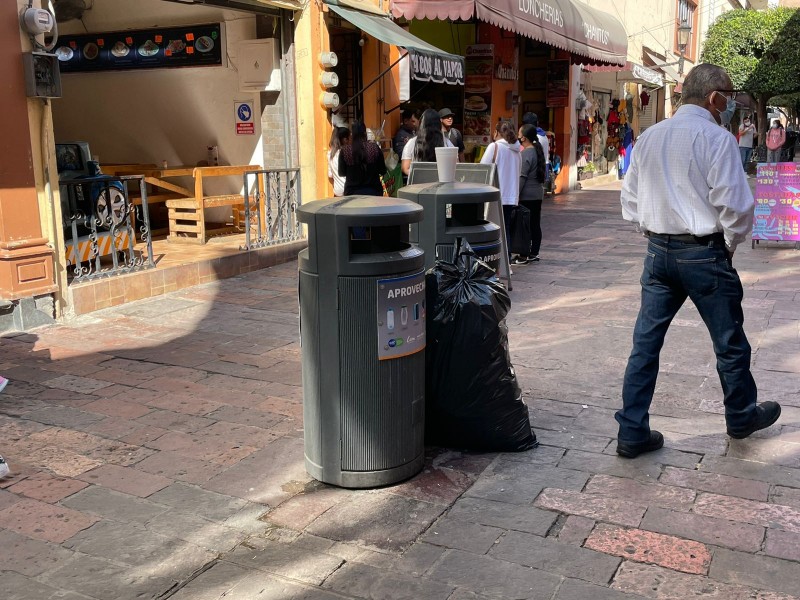 Denuncian exceso de basura en zona peatonal