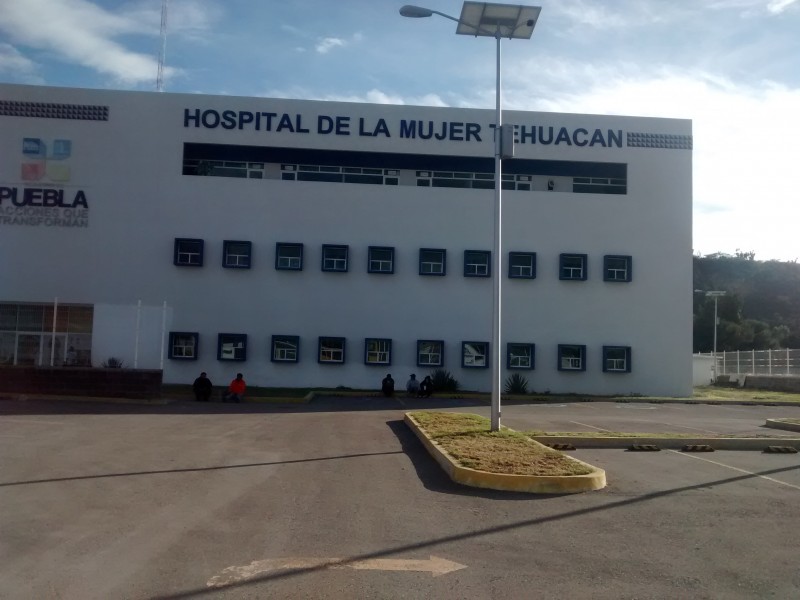 Denuncian exceso de restricciones en hospital la mujer