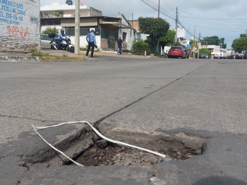 Denuncian falta de atención en bache que provoca accidentes