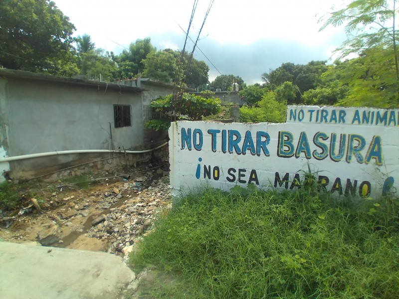 Denuncian falta de atención en canales pluviales en Salina Cruz