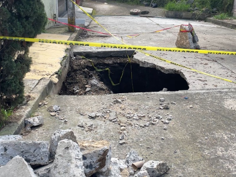 Denuncian falta de atención tras formación de socavón en Xalapa