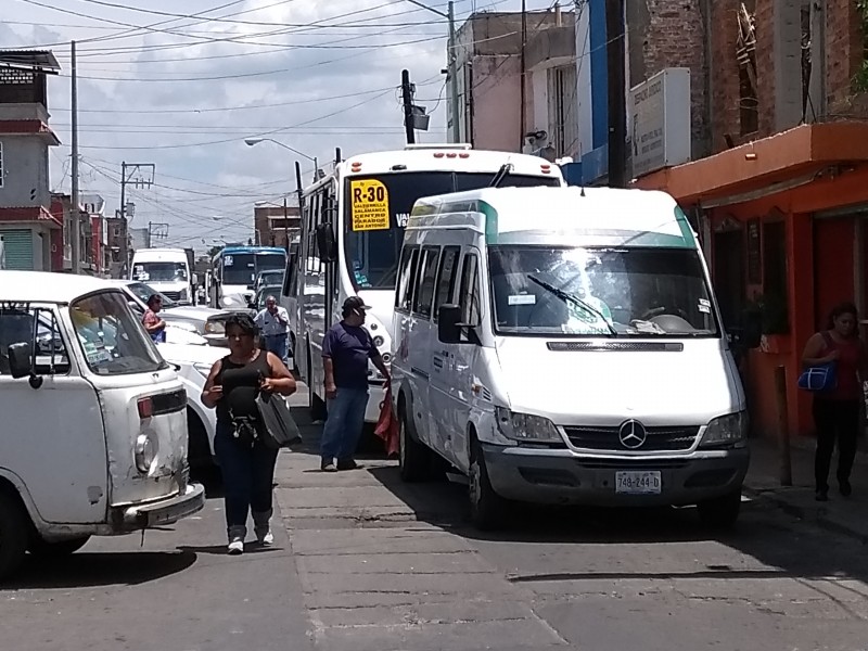 Denuncian falta de combis en zona sur