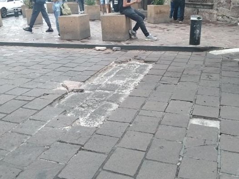 Denuncian falta de mantenimiento a calles de adoquin en Morelia