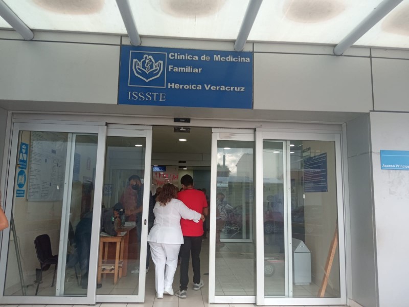 Denuncian falta de medicamentos y citas de especialidades en clínica ISSSTE Veracruz
