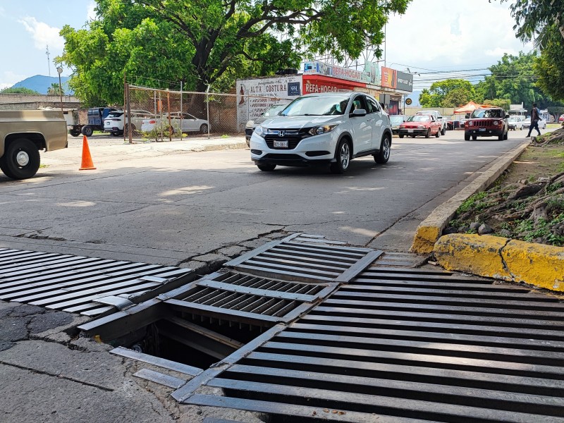 Denuncian falta de rejilla en Av. Rey Nayar