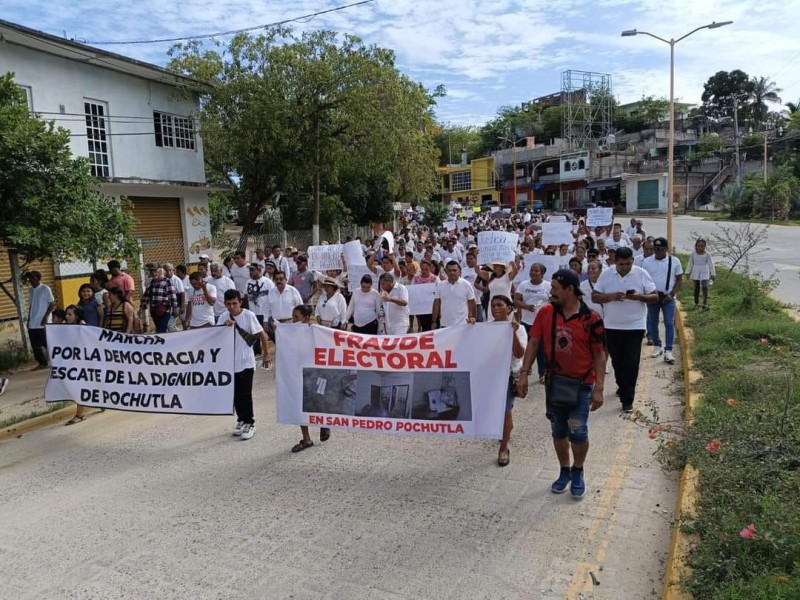 Denuncian fraude electoral; marchan en Pochutla para exigir elecciones extraordinarias