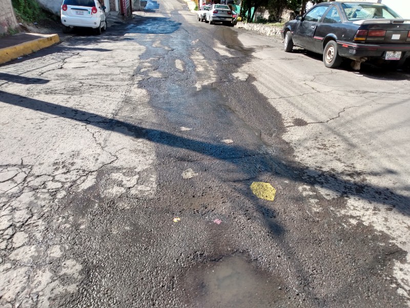 Denuncian fuga de agua en calle Gabriela Mistral