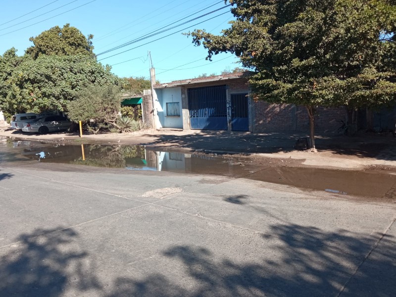 Denuncian fuga de agua en el Fraccionamiento 