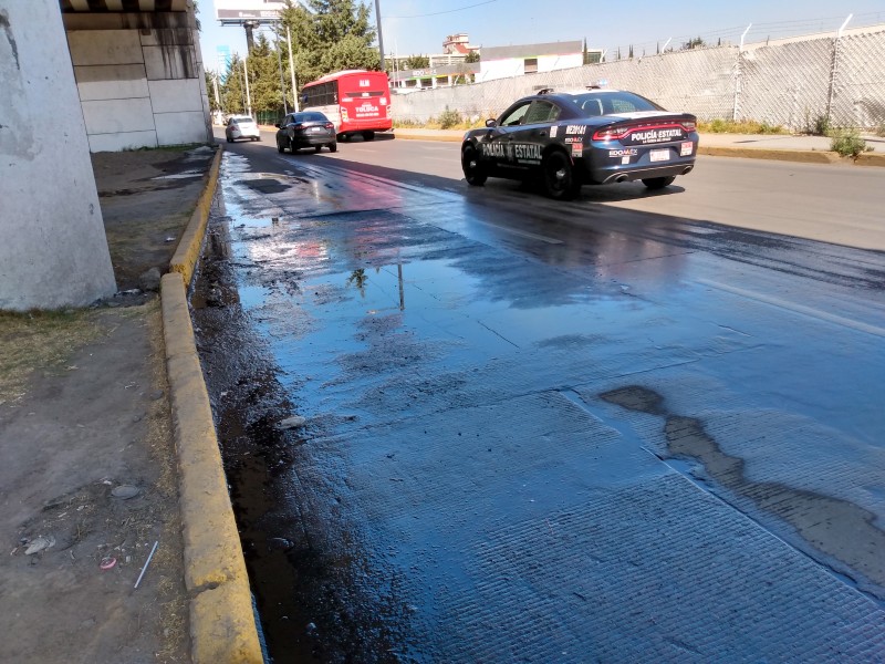 Denuncian fuga de agua en Tollocan