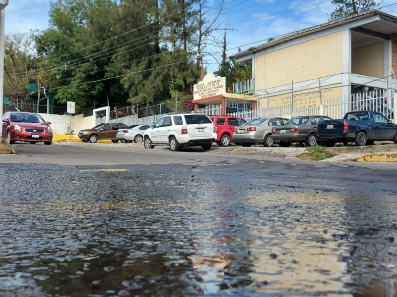 Denuncian tiradero de agua potable imparable en colonia Morelos