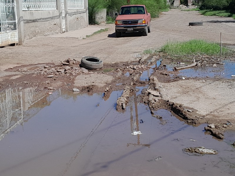 Denuncian fuga de agua potable y aguas negras en calle 28