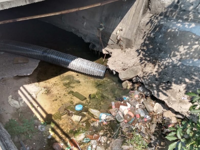 Denuncian fuga de aguas negras en canal subterráneo