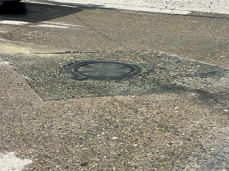 Denuncian fuga de aguas residuales en la 16 de Septiembre