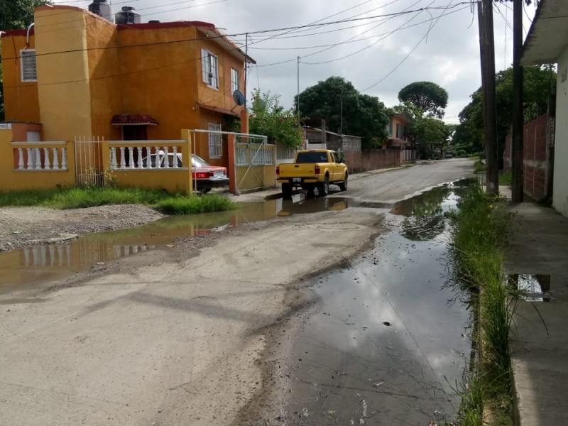 Denuncian fuga de dos meses en calle Escutia