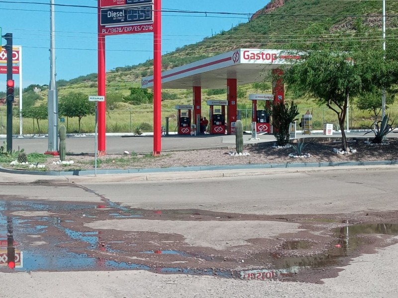 Denuncian fuga de drenaje en las colinas