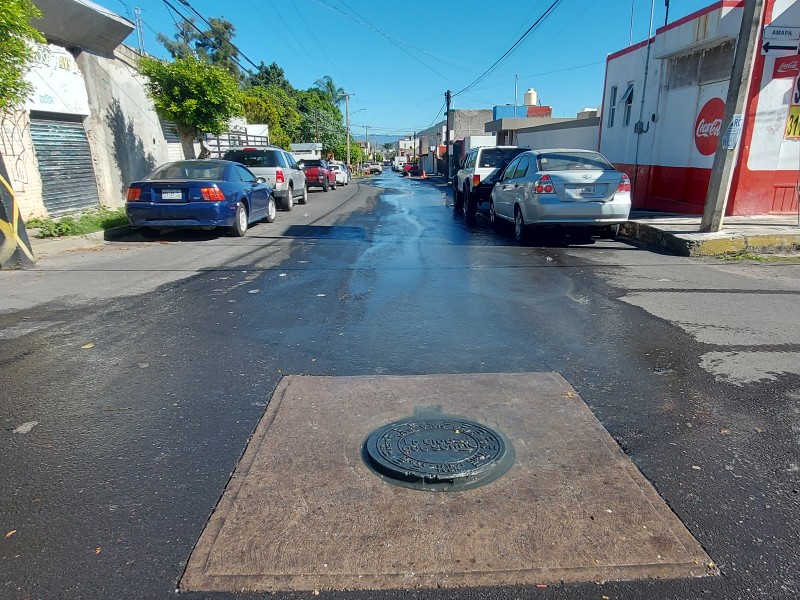 Denuncian fuga interminable de aguas negras en colonia San Juan