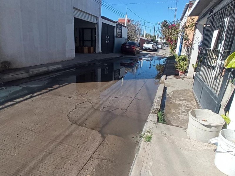 Denuncian fugas de agua en Colonia Centro, vecinos temen accidentes
