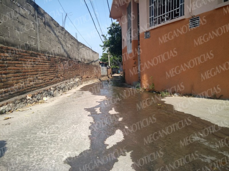 Denuncian fugas de agua potable en Guichivere, Tehuantepec