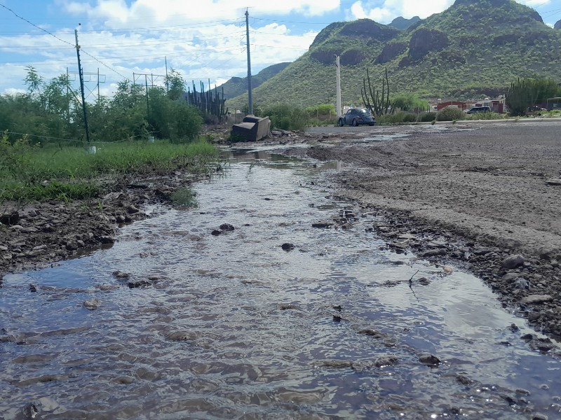 Denuncian fugas de agua y drenaje sin atención en dos años