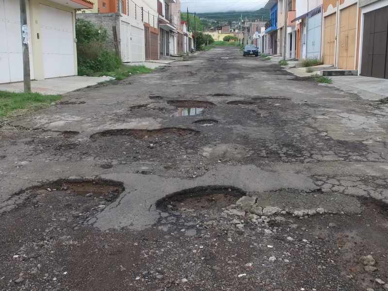 Denuncian gigantescos baches en fraccionamiento Nicolitas Ilustres