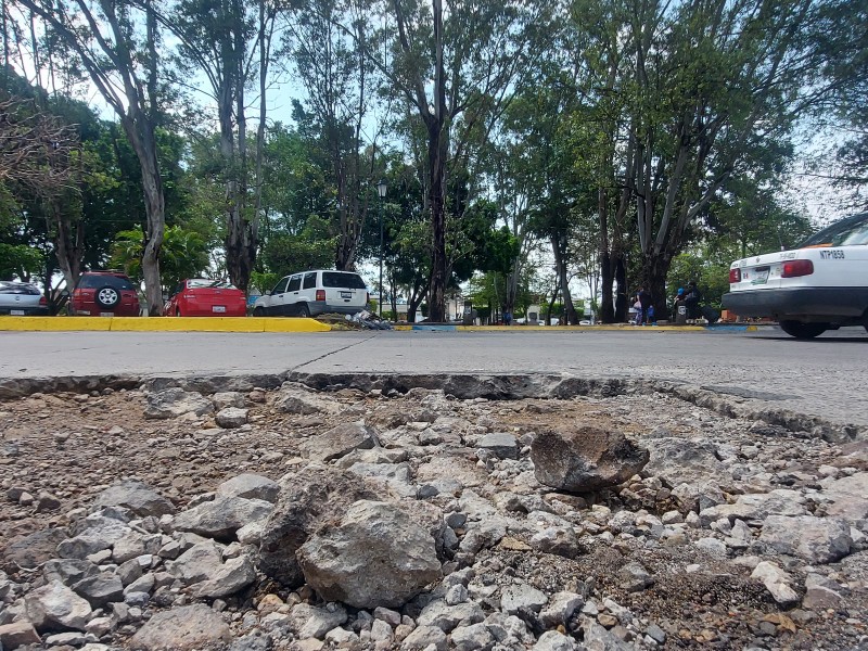 Denuncian gran bache sin reparar en Morelos y Juan Escutia
