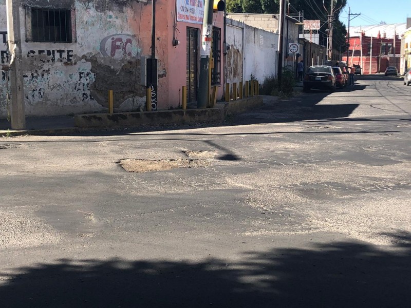 Denuncian gran cantidad de baches en el Barrio de Xonaca