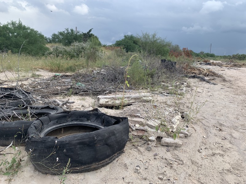 Denuncian habitantes de colonia “La Fuente” basura en arroyos