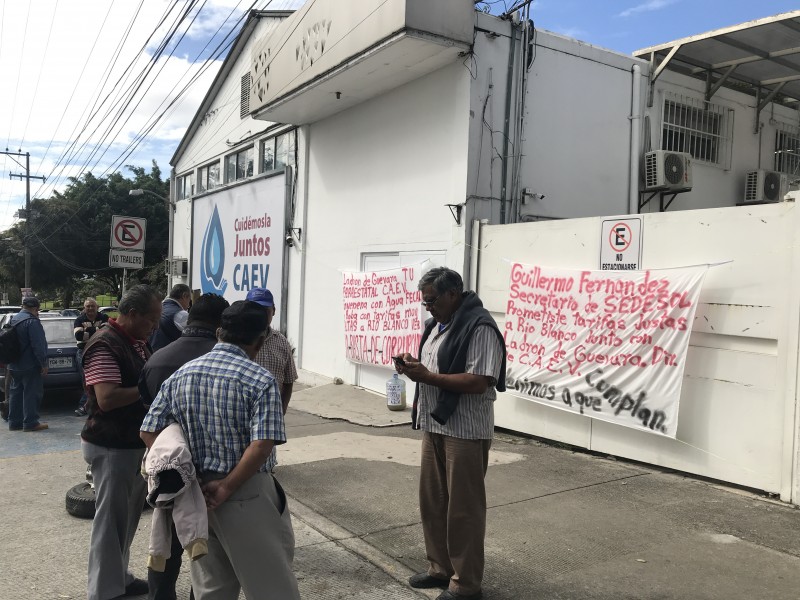 Denuncian habitantes de Río Blanco agua contaminada