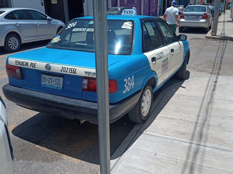 Denuncian imprudencia de taxista frente al Morelos