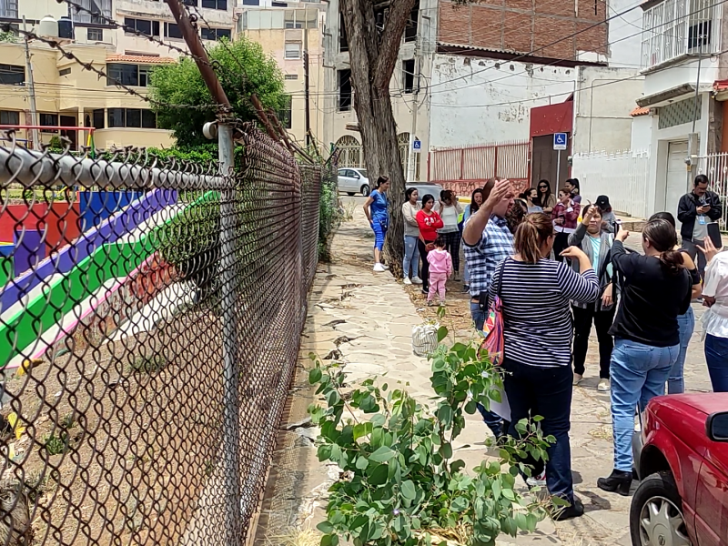 Denuncian inminente colapso de barda en Jardín de Niños Citlallin