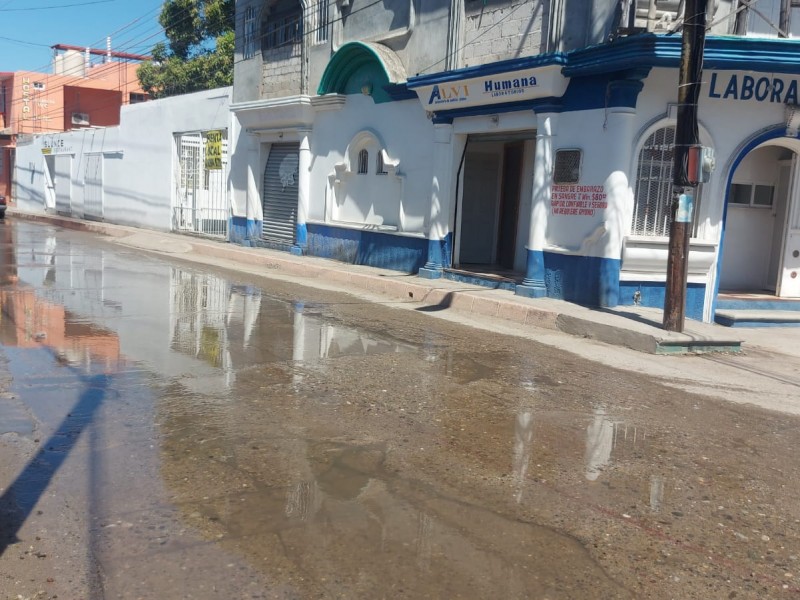 Denuncian inundaciones de aguas negras en barrios de Tehuantepec