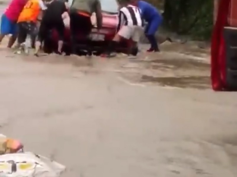 Denuncian inundaciones en camino a San Martín, Jilotepec