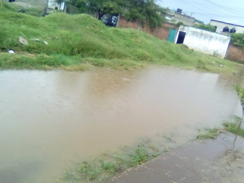 Denuncian inundaciones y brote de aguas negras