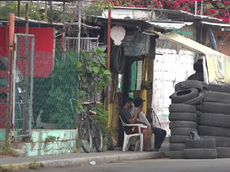 Denuncian invasión de banquetas y calle en la avenida Yáñez