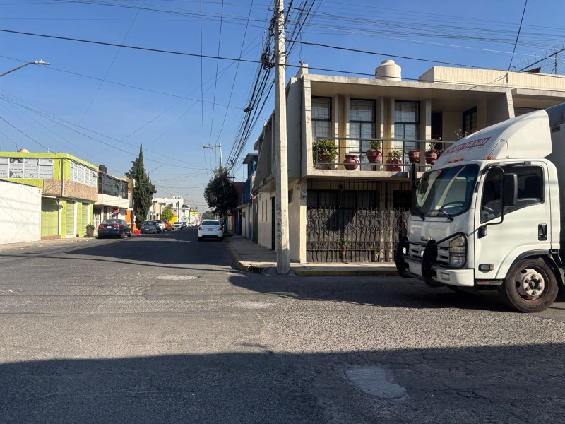 Denuncian invasión de calles por exceso de tráfico en Avenida Isidro Fabela
